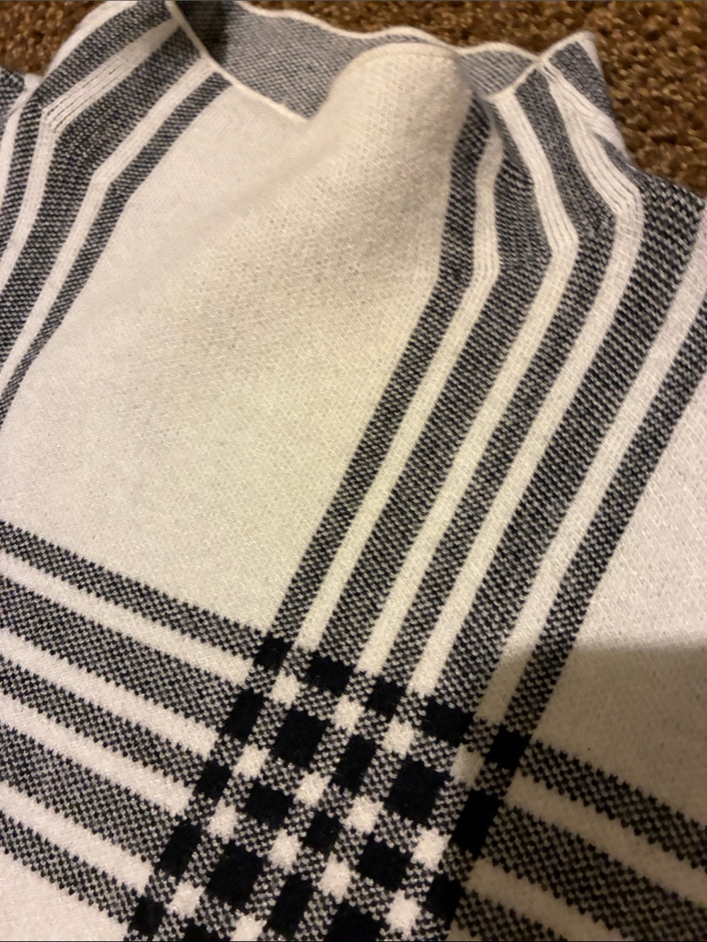 TAHARI. Size M. White and Black Plaid Turtleneck Sweater. CUTE! EUC - Picture 5 of 6
